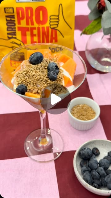 Farofa com fruta e iogurte